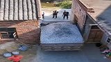 大门跟车身一样宽，老司机照样开进门，是个高手！