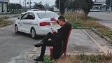 倒车入库遇上“高手”，教练直呼闲不下来，你们学车也是这样吗？