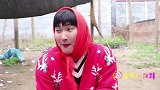 妈妈跟甜甜和来福玩蒙眼猜辣条，没想甜甜竟然百猜百中！