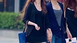 街拍短裙高跟长发美女