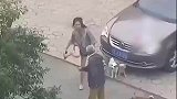 请文明遛狗！一女子遛狗不拴绳还带狗围攻老人，用拖鞋打人后嚣张离去！