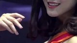 美女模特就是得配豪车，大波浪秀发短裙显迷人气质