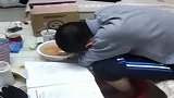 儿子一上高三，一回到家就是这种状态，我都看不下去了