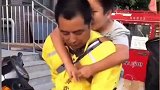 父爱如山，外卖骑手天天背岁斤儿子送外卖，原因让人很心酸