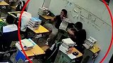 同学们都往外跑，只有他停下了脚步