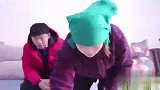 儿子想辞退用了20多年的保姆，保姆拿出一张纸，儿子跪下了