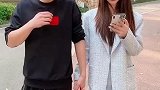散步牵错手，这肯定是预谋已久