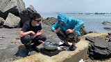 这就是小渔村的简单生活，早晨赶海太早，只能在海边简单吃点