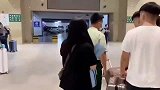 兵哥哥退役归来，女友在机场求婚，画面很温馨啊！
