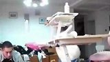 女儿听到妈妈脚步，把平板迅速扔给爸爸