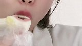 对面的山坡上有两头牛