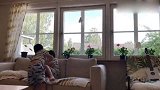两个小宝宝上一秒还在打架，下一秒就拥抱和好真是太萌了吧
