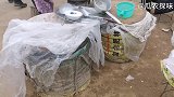 大妈赶集卖豆腐脑20年，2元一碗，大瓦缸盛装，配辣椒真美味