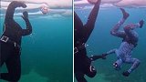 加拿大：疯狂的游戏！两名潜水员在结冰的湖面下倒立踢足球