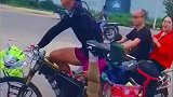 没有伞的孩子，只能努力奔跑