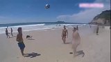 狗狗也会陪着主人在沙滩踢球，狗狗真的是好厉害啊！