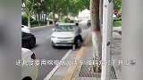 司机疑因被扣钱与平台争执，情绪失控疯狂砸车，要用棉被裹人纵火被拦