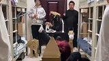 高校生在宿舍翻拍铡美案，大家以为地上的是
