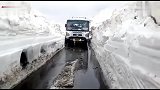 在这10余米厚的雪路上开车前行,厉害了我的老司机