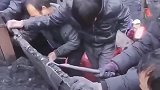 九零年农村大叔拼命的样子真的帅，坚持每天捡石头补贴家用