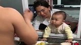 被爸爸凶后不服气，熊孩子接下来这气势厉害了，看完忍住不许笑！