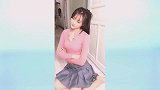 美女穿的百褶裙搭配上肉色丝袜，让身材显得特别匀称，很美