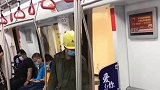 农民工坐地铁怕弄脏座椅，这一幕又温暖又心酸
