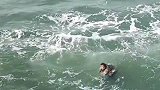 渔民抱着水桶，在海面漂浮七小时，精疲力尽之际，被过往船只发现