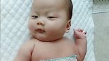小宝宝好萌啊，洗完澡动来动去的，好搞笑！