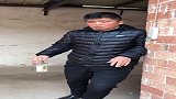 小伙喝醉酒回家，接下里老妈和媳妇反应让人出乎意料，结果搞笑了