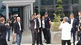 王之降临！C罗现身安联场外引轰动 上千球迷高呼其名