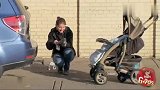 国外恶搞：路人帮忙照看婴儿车，结果被汽车拖走，路人手足无措！