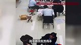 超市失火，女子23万现金被大火焚烧一碰就碎，银行连夜拼回20万