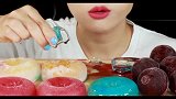 小姐姐吃冰冰凉凉的冰块呀，看起来很难咬啊