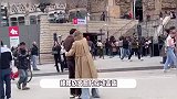 董力躺大街上帮老婆拍照，李承铉戚薇情侣装街头走秀，甜度超标