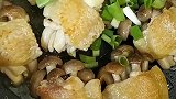 无骨鸡翅包着白玉蘑菇炖出来的美味让你吃一次记一辈子