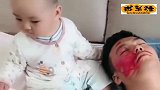 趁爸爸睡着，小祖宗终于下手了，接下来一幕，不愧是亲生的！