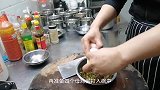前两天摘的香椿还剩一些，用来搭配鸡蛋煎成饼味道才正！
