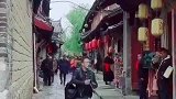 丽江是很容易偶遇的地方，一不小心就就遇到了杨坤。