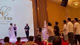 靓女眼看着手捧花快到手了，不曾想被帅哥抢了先，吃了一波狗粮