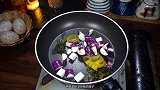 茄子和什么菜搭配最合适，我认为茄子和酸菜搭配最合适