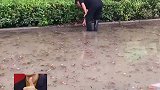 大雨过后路面积水严重，路人大哥沿路挨个疏通排水孔