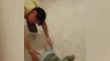 爸爸把宝宝转晕后放到地上，接下来宝宝的反应让全家人笑疯了