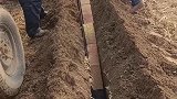 农民研究的放砖神器，在农田开了一条沟槽，这是做什么用的