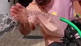 小哥用剪刀把水流剪断，这也太神奇了