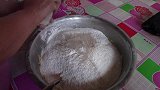 媳妇用小米面做啥美食？配上凉拌小日圆，大黑一顿吃三个真香
