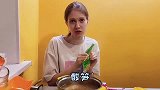 外国女友第一吃螺蛳粉，一脸嫌弃的表情，太可爱了！