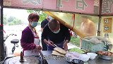 河南夫妻三轮车卖小吃，石子炕馍新花样，8元一个塞满鸡蛋和肉