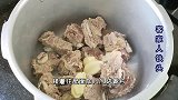 天冷多吃萝卜，加3斤排骨教你过瘾吃法，喷香好吃，做法还很简单