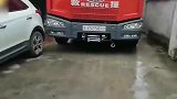 小车堵住消防通道,碾压式通过,如此,豪横,却大快人心